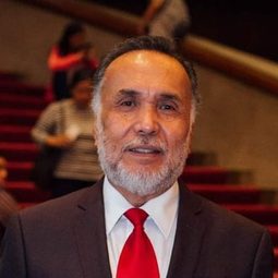 曼吉·科巴盧比亞斯 - 愛上刁蠻美少女演員 飾演Lolo Ponchong