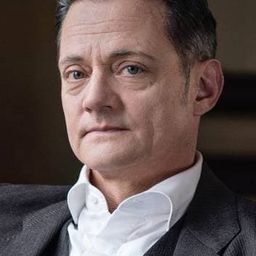 Alexander E. Fennon 飾演 Dr. Wolff