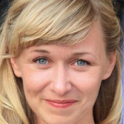 瑪麗布洛庫斯 - Forgotten Christmas演員 飾演Maja