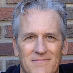 Michael Hearn 飾演 Gwen's Lawyer