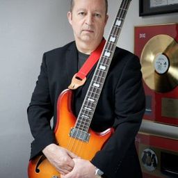 Dave Bronze 飾演 Himself - Bass Guitar