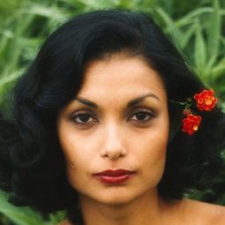 Shakira Caine - Son of Dracula演員 飾演Housekeeper