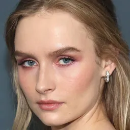 奧利維亞·德容格 飾演 Priscilla