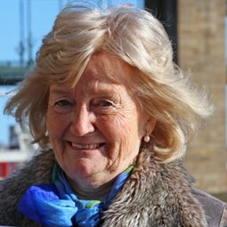 Elsie Robson - 博比·羅布森：超越總教頭演員 飾演Self