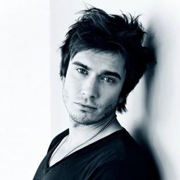 Sebastian Rejman 飾演 Raimo Helminen