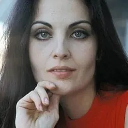 歐嘉·卡拉托斯 飾演 Mother