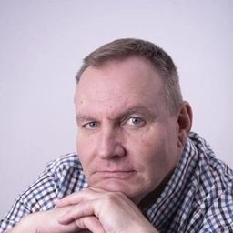 Guy Robbins 飾演 Paramedic