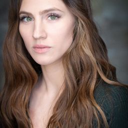 Lara Pictet 飾演 Officer Cooper