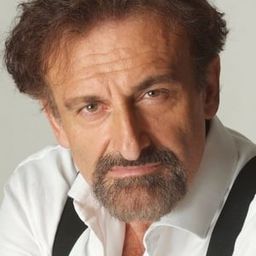 Massimo Venturiello 飾演 Enrico