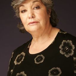 Márcia Breia 飾演 