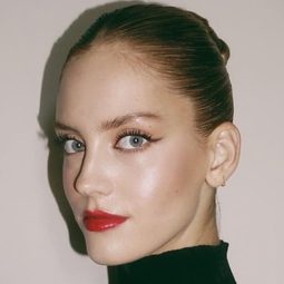 Lola Corfixen 飾演 Self