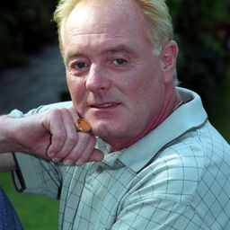 布魯斯·瓊斯 飾演 Stevie Babes