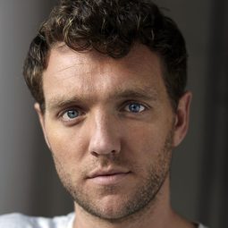 Tom McKay 飾演 Cutbill