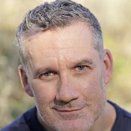 Greg James 飾演 Mr. Wyman