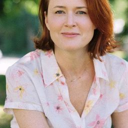 Rebecca Tilney 飾演 Spa Client