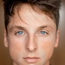 Carlos Scholz 飾演 Ian