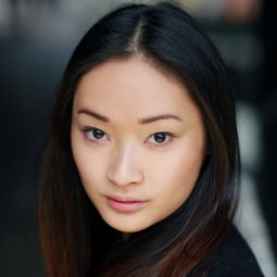 Alice Hewkin 飾演 Sklarian