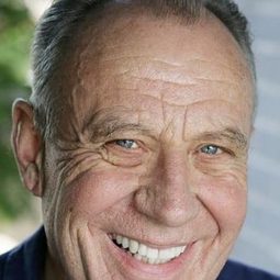Malcolm Rennie 飾演 Lord St. John-Smythe
