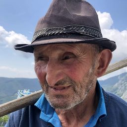 Luca Sabin 飾演 Kente