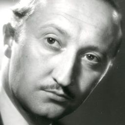 Göthe Grefbo 飾演 Man with dog