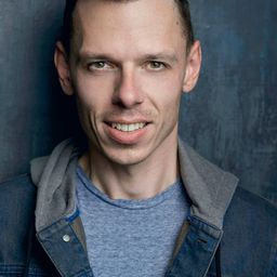 Lee Comley 飾演 Newscaster (voice)