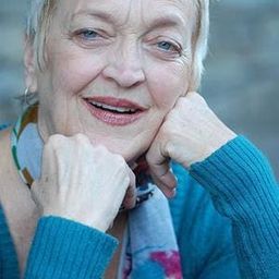 南茜·林韓·查爾斯 飾演 Grandmother