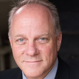 James McCauley 飾演 