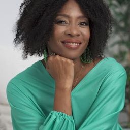 Dolores Pedro 飾演 Marta (segment "En la Guagua")