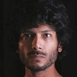 Herbert Corimanya 飾演 Valencia