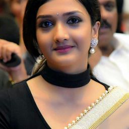 Surabhi Santosh 飾演 