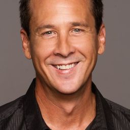 Sean Edward Frazer 飾演 Police Officer