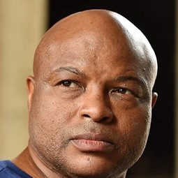 麥克·畢斯利 - 亡我愚人節演員 飾演Kitchen Staffer