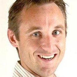 Stephen Hughes 飾演 Crow / Poe (voice)