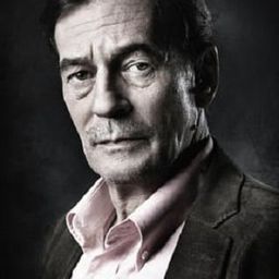 Tony Isbert 飾演 Inspector Sandoval