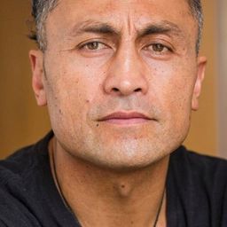 Rene Naufahu 飾演 Erasmus