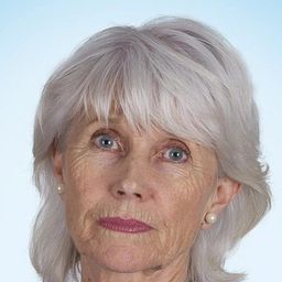 Barbara Gordon 飾演 Julie