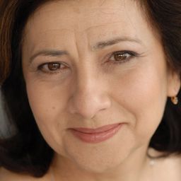 Isabel Dos Santos 飾演 Chamber Maid