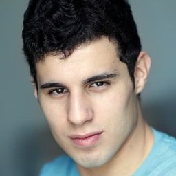 亞辛·候伊賈 飾演 Alex