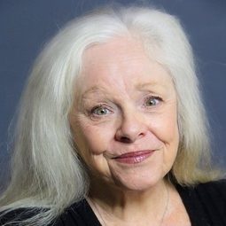 Lynette Curran 飾演 Mother