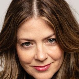 Juliana Dever - 絞肉機復活人演員 飾演Louise Watson