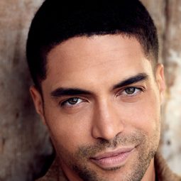 Henderson Wade 飾演 EMT