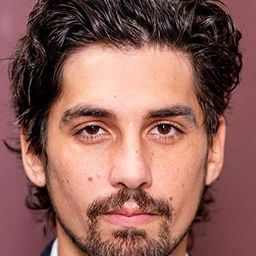 Elias Brett 飾演 Somerset