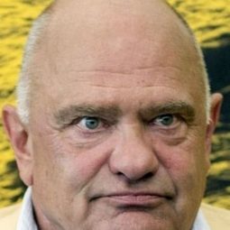 Teco Celio 飾演 Concierge Excelsior/Piano Bar