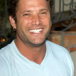 Sasha Mitchell 飾演 Isaac