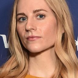 Carrie Hobson 飾演 Self