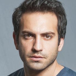Buğra Gülsoy 飾演 