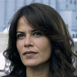 維納斯·特佐 - 芭比之夢幻仙境演員 飾演Azura (voice)