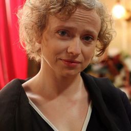 Monika Bolly 飾演 Censor's Daughter