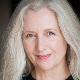 Anne-Louise Lambert 飾演 Miranda St. Clare