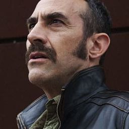 Aaron Stielstra 飾演 Rooker